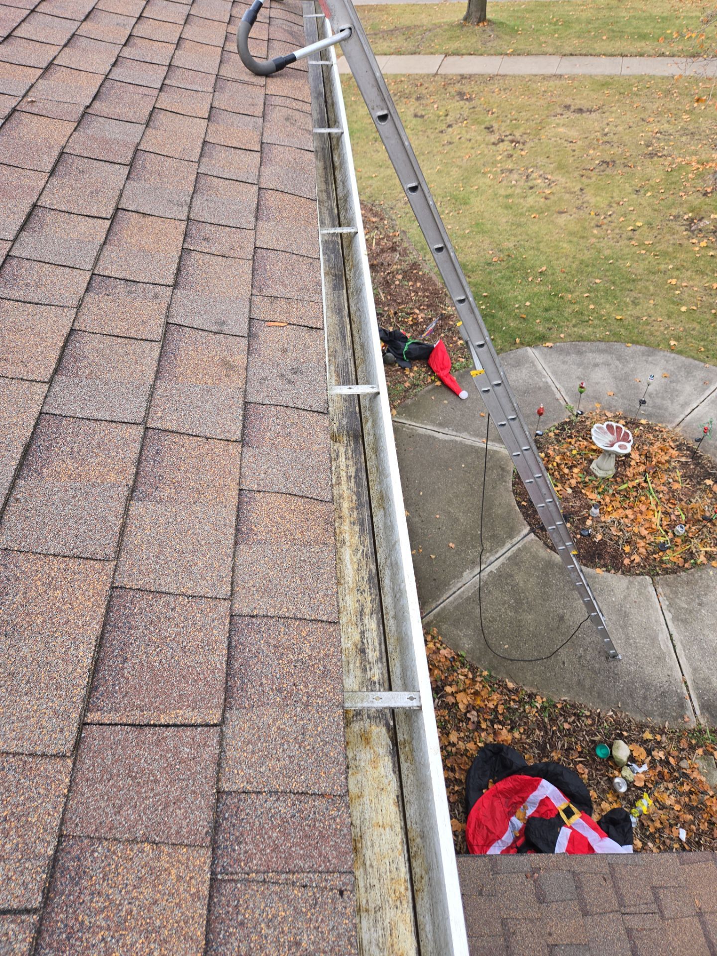 Clean gutter after Leaf It 2 Me service