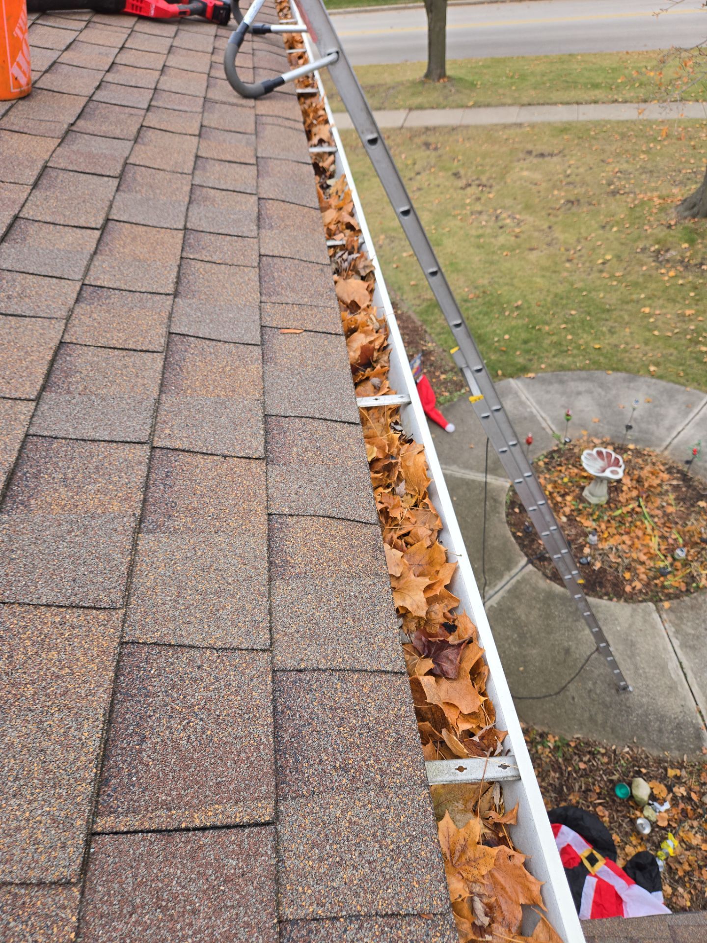 Gutter cleaning service Milwaukee